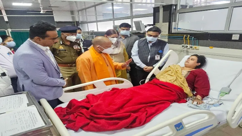 Video: अर्जुनगंज हादसे में घायलों का हाल जानने ट्राॅमा सेंटर पहुंचे CM योगी, डेमो वाहन की दो कारों से हुई थी टक्कर  