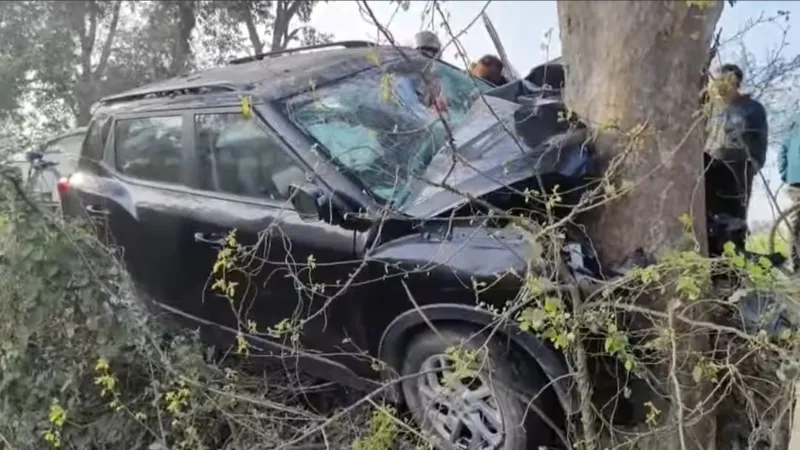 अमेठी में भीषण सड़क हादसा, पेड़ से टकराई कार-3 की मौत 