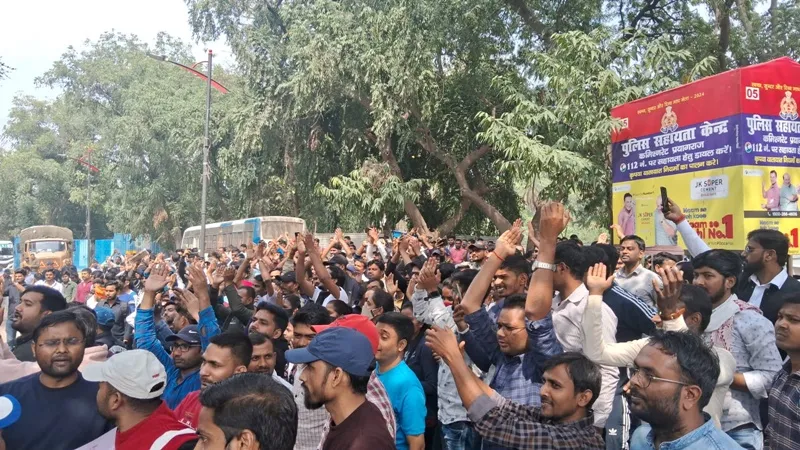 प्रयागराज: पुलिस और छात्र आमने सामने, दर्जन भर छात्र लिए गए हिरासत में
