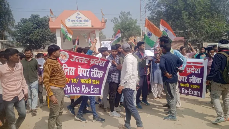 अंबेडकरनगर: पुलिस भर्ती परीक्षा के अभ्यर्थियों ने किया प्रदर्शन, पुलिस से हुई नोकझोंक