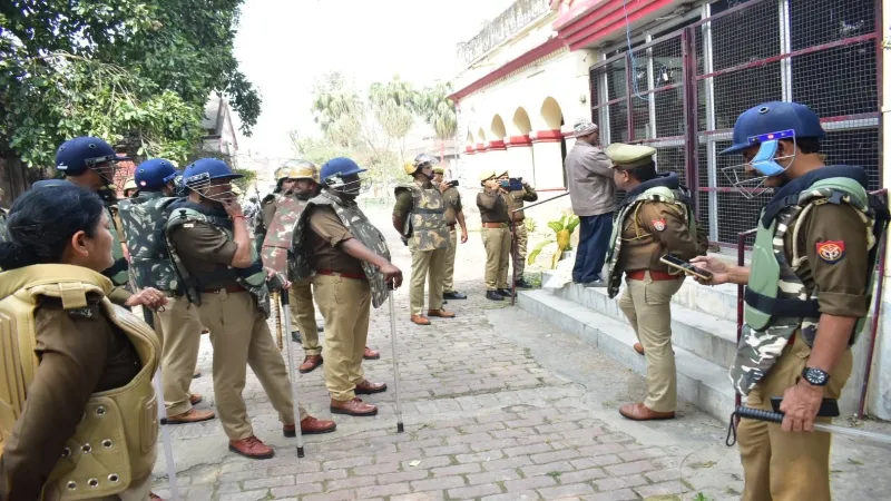 बाराबंकी : हाईकोर्ट के आदेश पर केडी सिंह बाबू का बंगला सीज, भारी फोर्स रहा मौजूद 