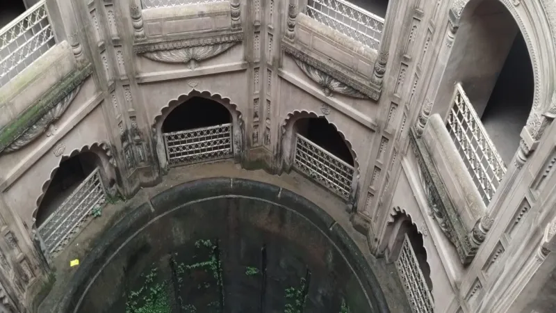 Video: इस ऐतिहासिक इमारत में सचमुच है भूतों और जिन्नों का बसेरा? आखिर किस अंजान आहट से सिहर जाते हैं लोग...