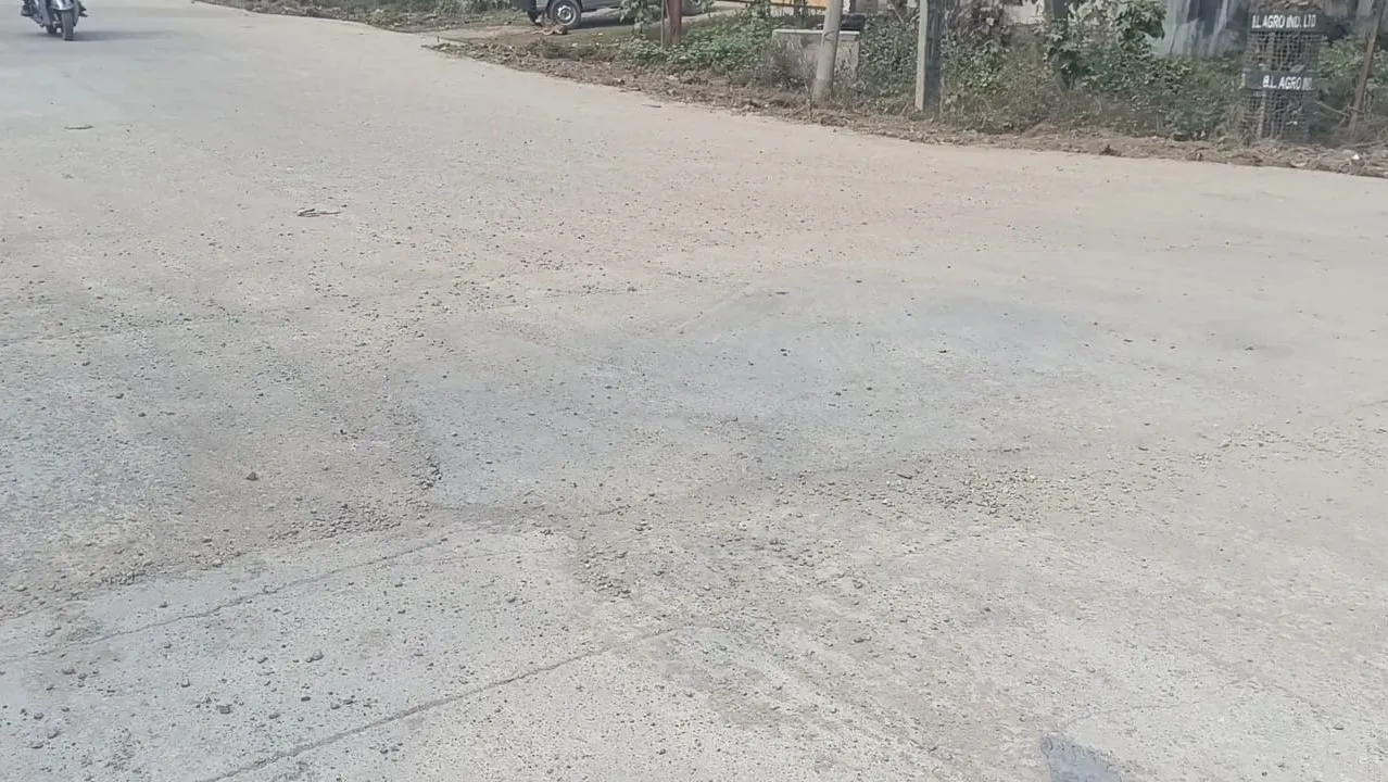 Bareilly News: कागजों में ही सड़कों को बनाया जा रहा मजबूत, वाह कहें या आह..! छह महीने चल गई