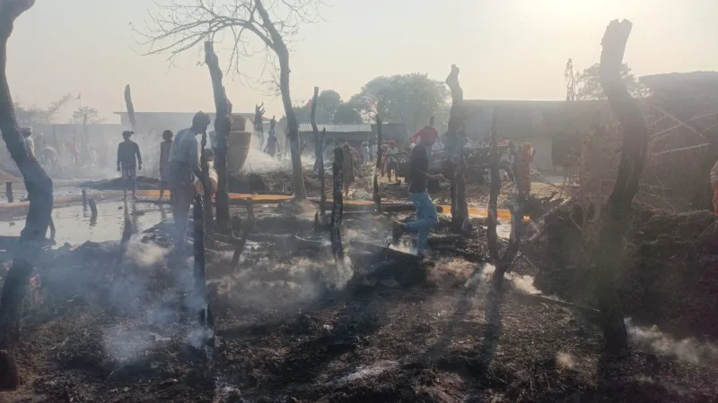 बहराइच में बड़ा अग्निकांड-अज्ञात कारणों से लगी आग ,11 घर जलकर राख