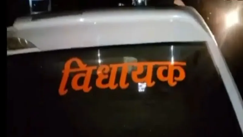 हरदोई में विधायक लिखी कार की टक्कर से ऑटो के उड़े परखच्चे, ड्राइवर की मौत-कई लोग घायल 