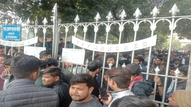 Allahabad university : छात्रों को धरना-प्रदर्शन से उठाया, पुलिस से जमकर हुई नोकझोंक