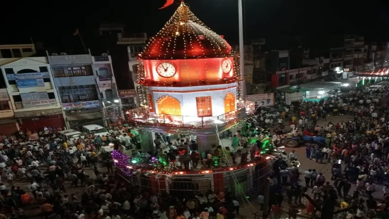 प्रतापगढ़ : चौक के गुम्बद पर मजहबी झण्डा लगाकर माहौल बिगाड़ने की कोशिश नाकाम