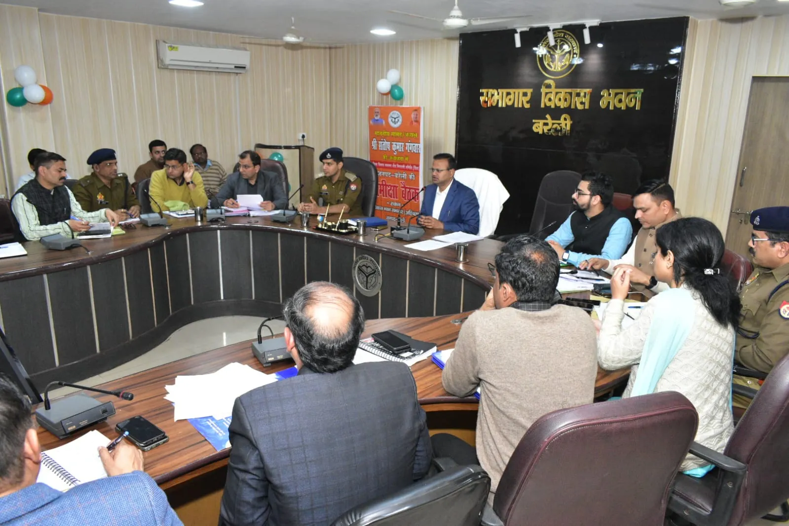 Bareilly News: लोकसभा चुनाव के मद्देनजर डीएम और एसएसपी ने की बैठक, जिम्मेदारों को दिए ये दिशा-निर्देश