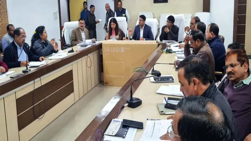 प्रधानमंत्री आदर्श ग्राम योजना : फिरोजाबाद के 25 गांवों का होगा विकास, DM ने की महत्वपूर्ण बैठक    