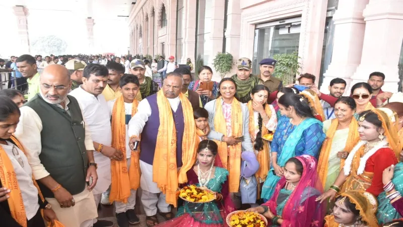 रामलला का दर्शन करने अयोध्या पहुंचे कर्नाटक के पूर्व डिप्टी सीएम, कहा-नया मंदिर बनने से हूं बेहद खुश  