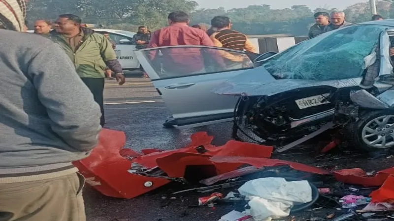 Purvanchal Expressway accident: माता-पिता और आंटी की मौत, कार चला रहे बेटे की हालत गंभीर 