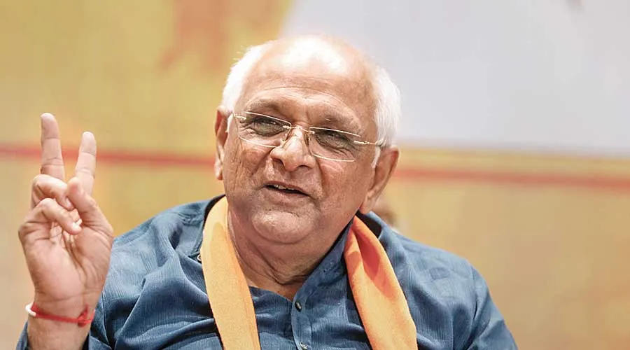 गुजरात के CM पटेल ने जलोत्र गांव में बिताई रात, युवाओं से नशे से दूर रहने की अपील की