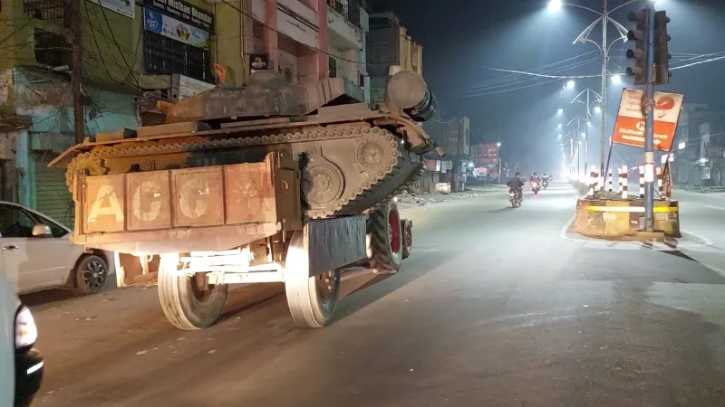 बाराबंकी में रातों-रात हटाए गए तोप और जेट फाइटर, सतरिख चौराहे को चौड़ा करने का रास्ता साफ