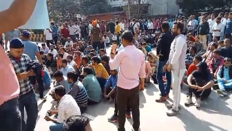 प्रयागराज: आयोग के गेट पर प्रदर्शन कर रहे अभ्यर्थी, आरओ-एआरओ परीक्षा पेपर लीक को लेकर किया हंगामा 