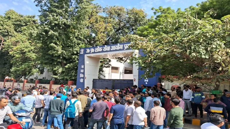 आरओ/एआरओ व पुलिस भर्ती परीक्षा: छात्रों ने कहा, ये सरकार वीक-उसका पेपर लीक है