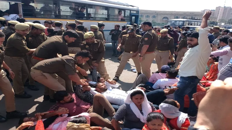 69000 शिक्षक भर्ती: लखनऊ में आरक्षित वर्ग के अभ्यर्थियों ने घेरा BJP प्रदेश कार्यालय, पुलिस से हुई झड़प-Video 