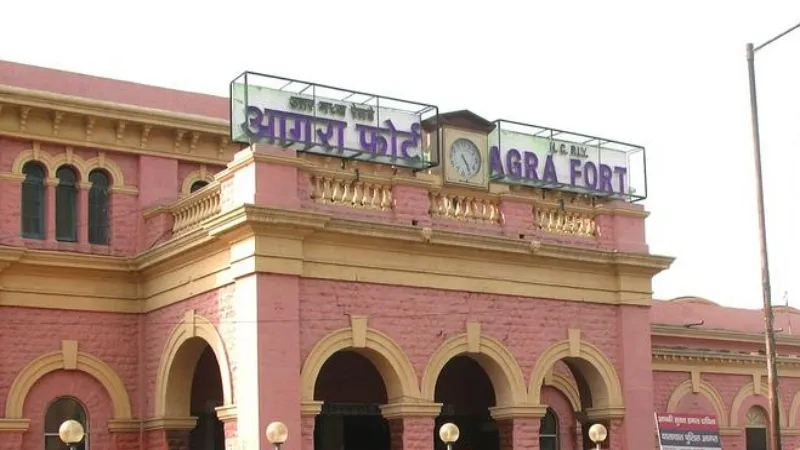 Amrit vichar sting : आगरा फोर्ट रेलवे स्टेशन पर फर्जी पर्ची देकर तीन गुना वसूला जा रहा पार्किंग शुल्क, देखें Video