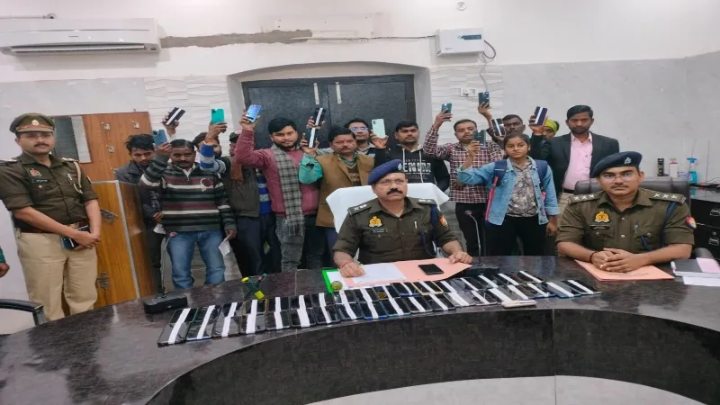हरदोई में सर्विलांस टीम ने सौंपें 10.60 लाख के 50 मोबाइल फोन, लोगों ने जताई खुशी 