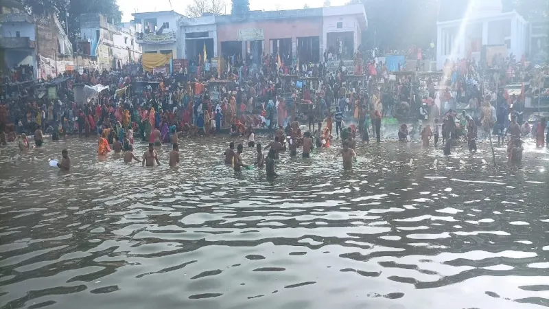 माघी पूर्णिमा : रायबरेली में श्रद्धालुओं ने लगाई गंगा में डुबकी, घाटों पर दिखा मेले जैसा नजारा   