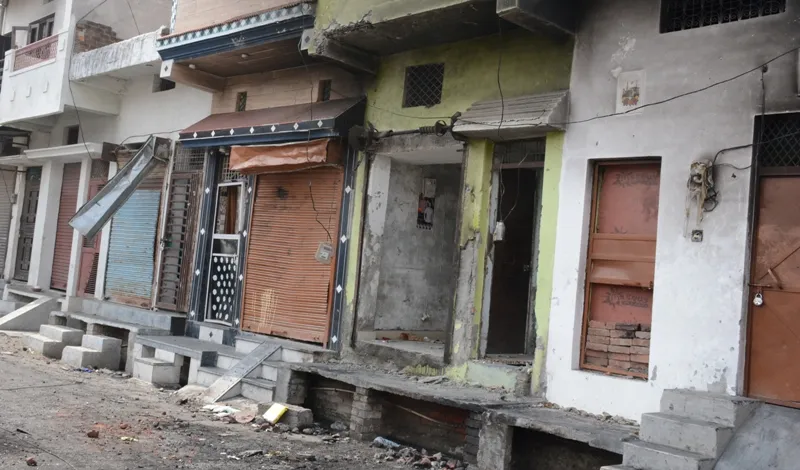 हल्द्वानी: बाहर दरवाजों पर लटके ताले, अंदर लोग मौजूद