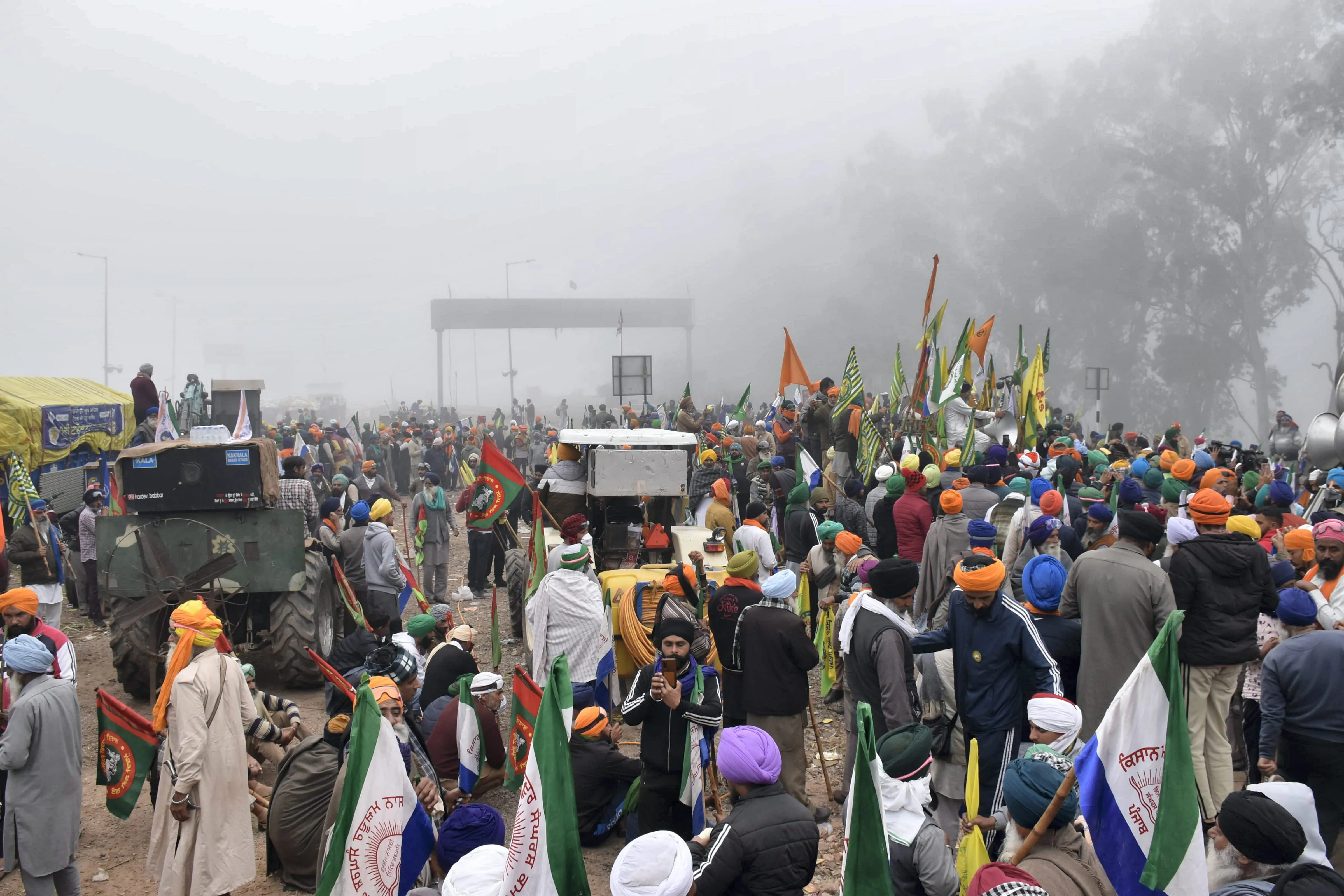 किसान ‘दिल्ली चलो’ मार्च: किसानों का हंगामा...पुलिस ने दागे आंसू गैस के गोले, बोले कृषि मंत्री- 5वें दौर की चर्चा को हम तैयार