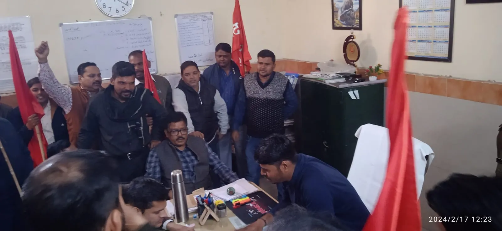 बरेली: जंक्शन पर SSE-LT का घेराव कर NRMU की जबर्दस्त नारेबाजी, ट्रांसफर की मांग