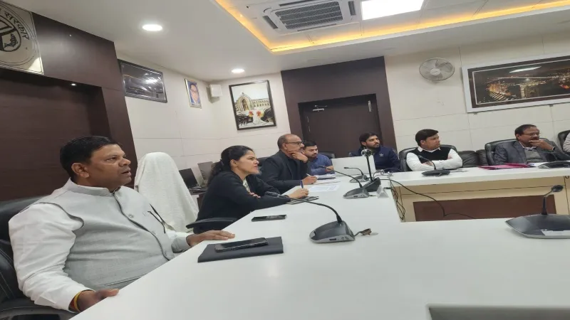 लखनऊ : मंडलायुक्त ने किसान पथ और एक्सप्रेसवे निर्माण को लेकर की बैठक, दिए निर्देश  