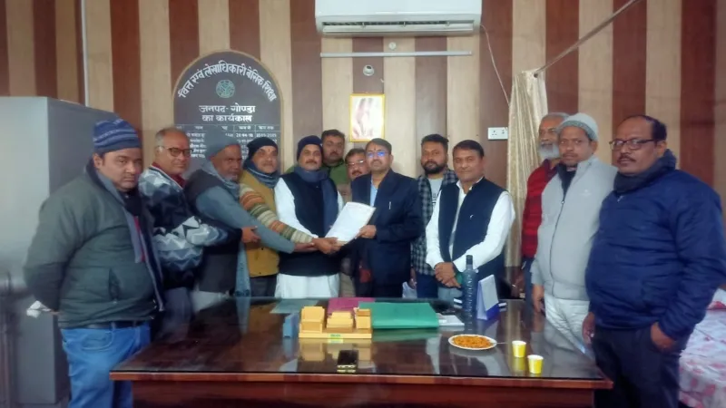 गोंडा : वेतन से अतिरिक्त कटौती पर पूर्व माध्यमिक शिक्षक संघ नाराज, जताई आपत्ति-सौंपा ज्ञापन