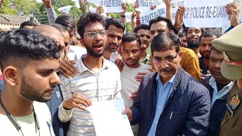 सुलतानपुर: पुलिस परीक्षा के अभ्यर्थियों ने कलेक्ट्रेट का किया घेराव, दिया ज्ञापन