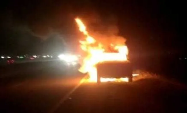 बरेली: बड़ा बाईपास पर बिलवा ओवरब्रिज के पास कार बनी आग का गोला, सवारों ने भागकर बचाई जान