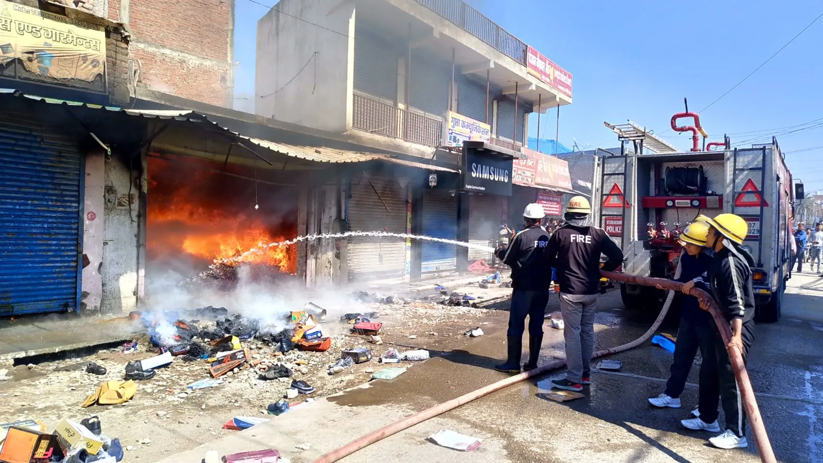 रुद्रपुर: फुटवियर की दुकान में धधकी आग से लाखों का नुकसान