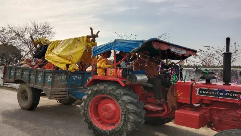 फाल्गुनी मेला बाराबंकी: उन्नाव से महादेवा पहुंचा श्रद्धालुओं का जत्था, लगाए जयकारे