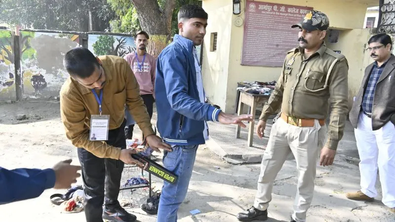 UP Police Exam: कानपुर में परीक्षा केंद्रो का जायजा लेते रहे अफसर; घूमती रही एसटीएफ और क्राइम ब्रांच की टीम...