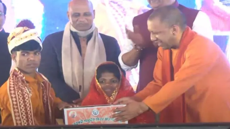 सामूहिक विवाह समारोह में शामिल हुए सीएम योगी, कहा-कन्या सुमंगला योजना में अब मिलेंगे 25 हजार रुपये 
