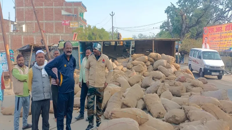 हरदोई: सड़क पर पलटा आलू लदा ट्रक, हाईवे पर लगा जाम  