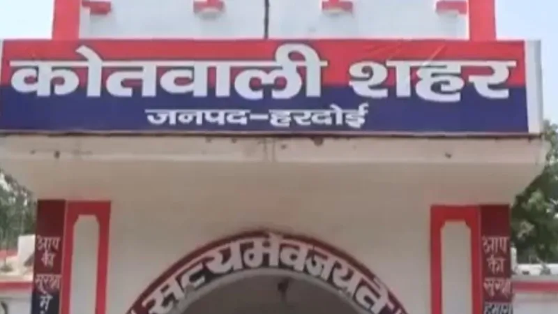 हरदोई: बेटी की शादी के कार्ड बांटने निकले पिता की accident में मौत, ट्रक से टकराई बाइक-हादसे में कटे दोनों पैर, एक मिला ही नहीं   