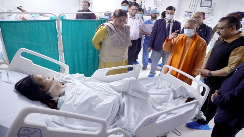 सीएम फ्लीट हादसा: घायलों को देखने KGMU और लोहिया हॉस्पिटल पहुंचे CM योगी, पीड़ितों को मिलेगी आर्थिक सहायता  