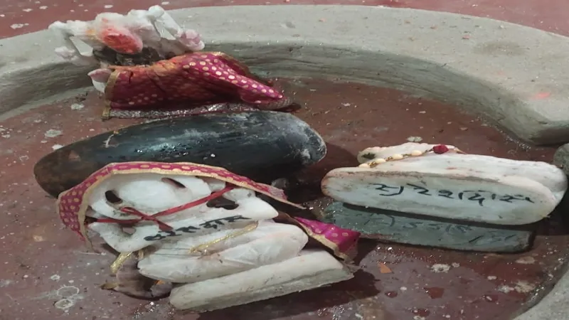 बहराइच : शिव मंदिर में तोड़फोड़ के बाद वाहन के शीशे तोड़े, पुलिस तैनात 