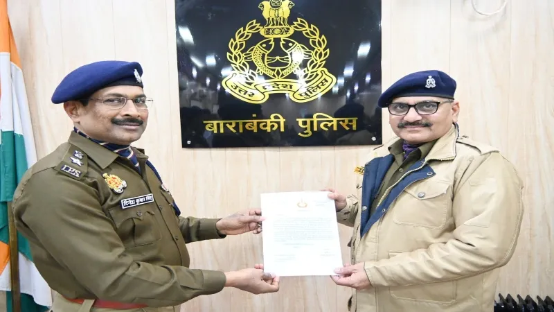 बाराबंकी : एसपी ने पुलिस कर्मियों को प्रशस्ति पत्र देकर किया सम्मानित