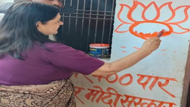 सुलतानपुर : सांसद मेनका गांधी ने बनाया कमल का फूल, लिखा एक बार फिर मोदी सरकार