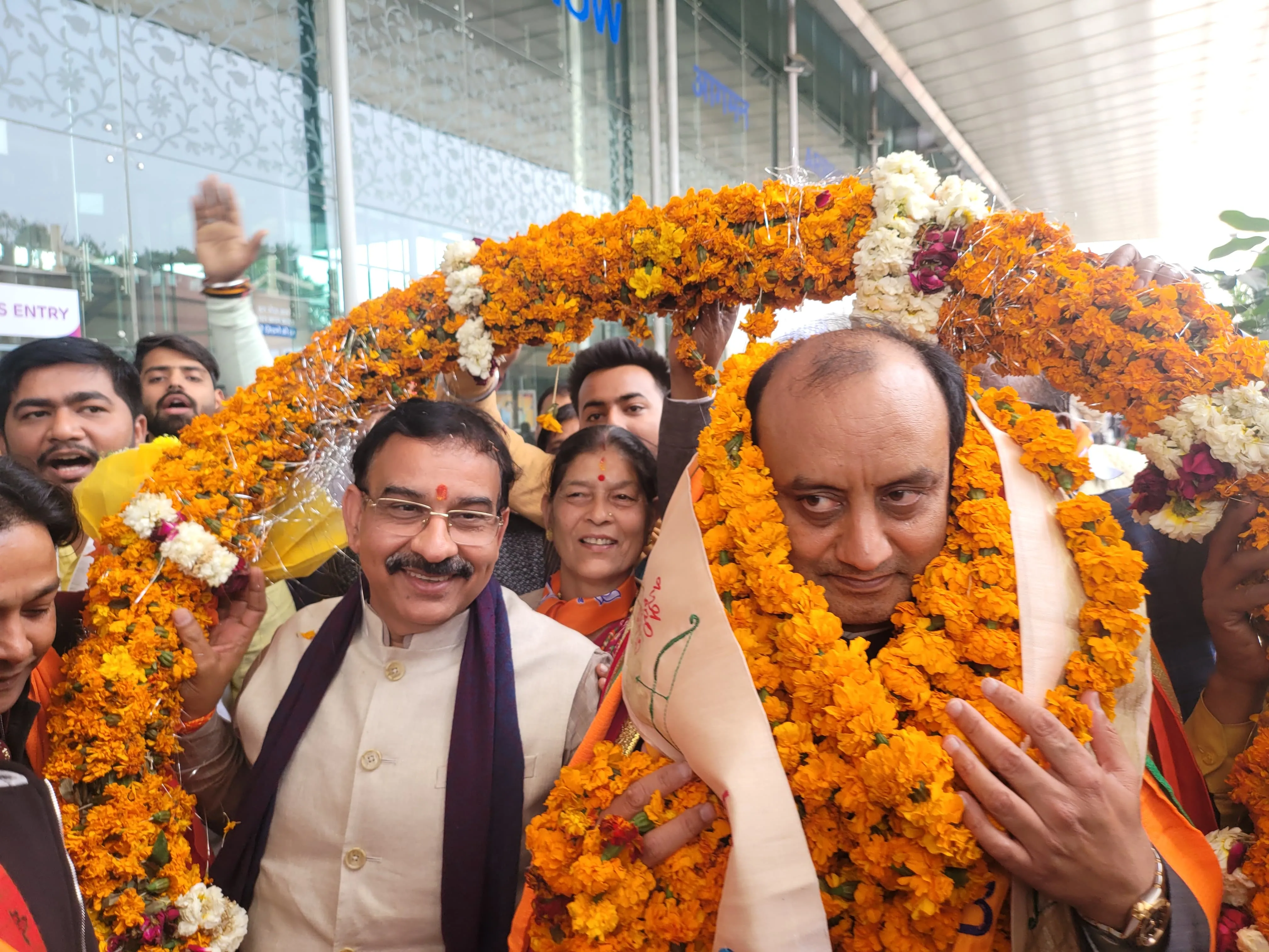 लखनऊ एयरपोर्ट पर भाजपा राज्यसभा प्रत्याशी सुधांशु त्रिवेदी का पुष्प वर्षा,ढोल नगाड़ों के साथ स्वागत