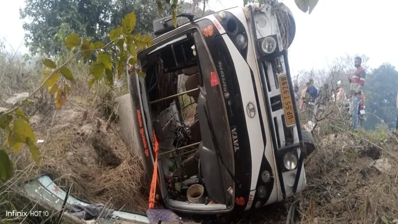 सुलतानपुर: श्रद्धालुओं से भरी बस पलटी, दो गंभीर, काशी विश्वनाथ का दर्शन क अयोध्या जा रहे थे श्रद्धालु 