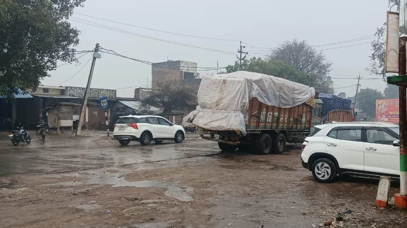 गोंडा में बिगड़ा मौसम, बारिश ने बढ़ाई ठंड-ओले गिरने की संभावना