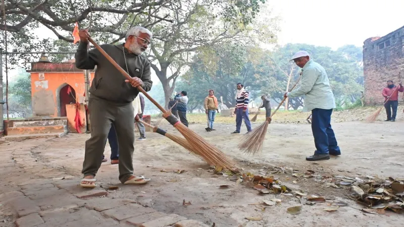 बाराबंकी : देर रात तक भजनों में तल्लीन रहे स्वतंत्र देव