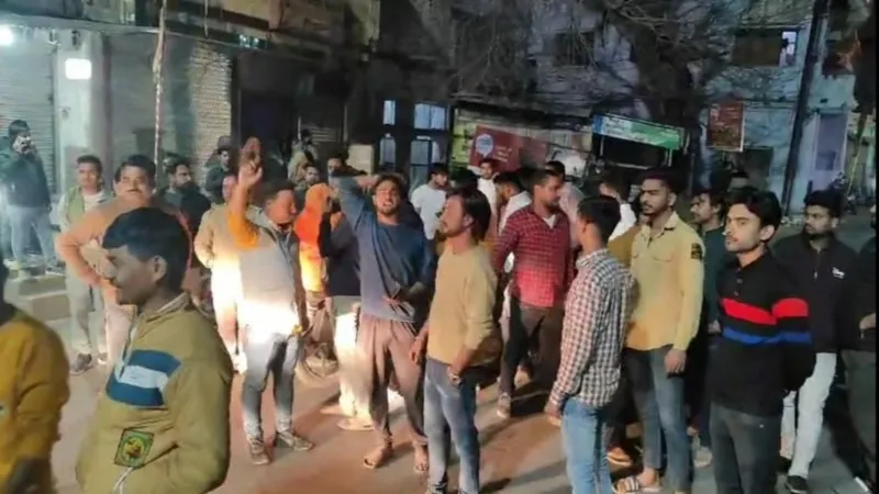 हरदोई: बावन चुंगी पर हुए बवाल में की गई फायरिंग से मची भगदड़, गुस्साए लोगों ने लगाया जाम 