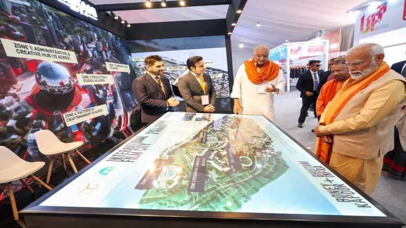 GBC-4: फिल्म सिटी के स्टॉल पर पहुंचे PM मोदी, प्रोजेक्ट से दिखे संतुष्ट-सीएम योगी के प्रयास को सराहा  