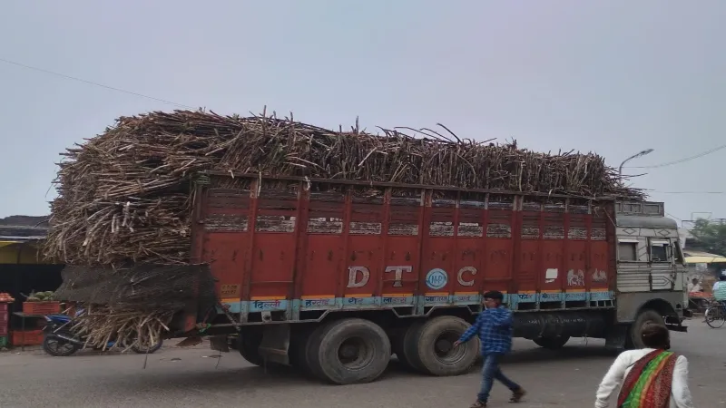 हरदोई : ओवरलोड गन्ना लदे ट्रक ने बाइक सवार को कुचला