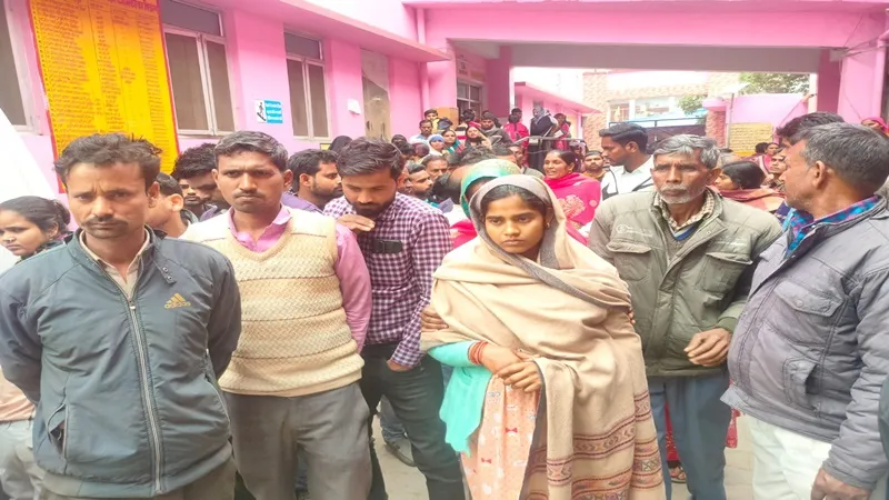 सीतापुर: प्रसव के बाद मृत बच्चा देने पर परिजनों का हंगामा, स्टॉफ पर गंभीर आरोप