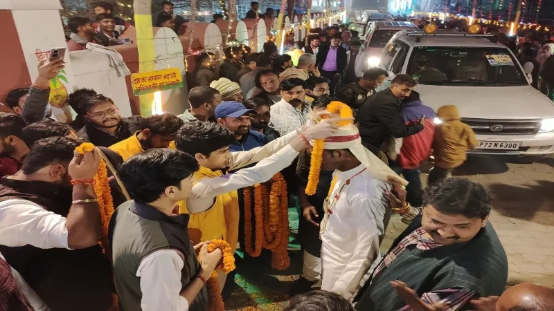 Good news : प्रतापगढ़ में 101 जोड़े बने हमसफर, राजा भइया ने की बारातियों की अगवानी 