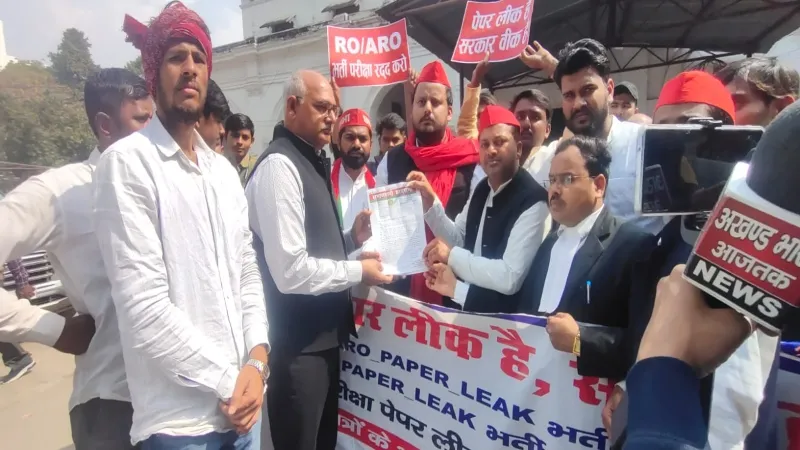 परीक्षा पेपर लीक मामला: छात्रों ने कहा, डबल इंजन की सरकार ने नौजवानों की कमर तोड़ दी, DM को दिया ज्ञापन